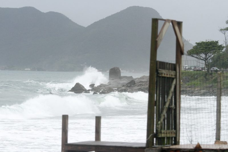Mar agitado no Morro das Pedras na terça-feira (8)