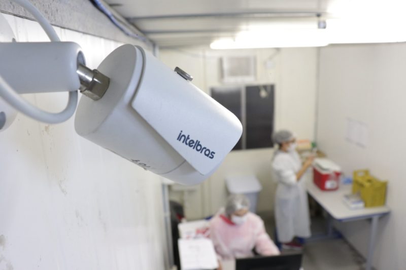 C&acirc;meras foram instaladas nos cont&ecirc;ineres de vacina&ccedil;&atilde;o da Central de Vacina&ccedil;&atilde;o do Parque Vila Germ&acirc;nica – Foto: Marcelo Martins/Prefeitura de Blumenau/ND