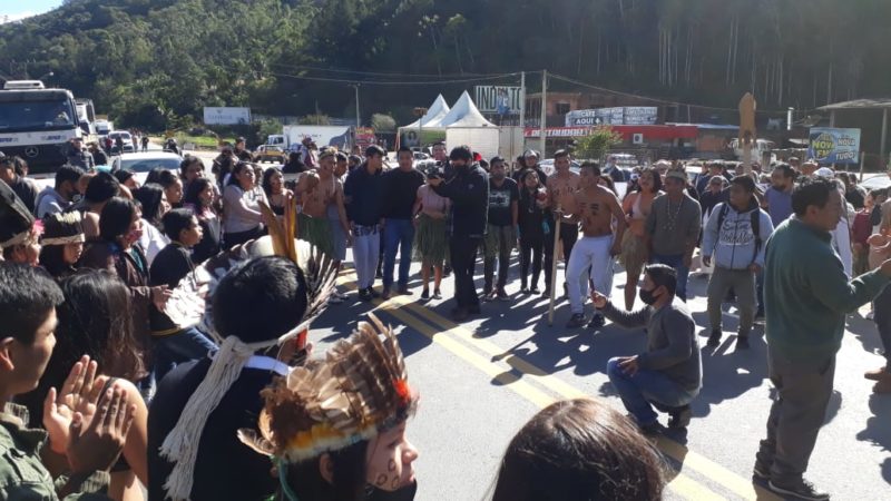 Grupo ind&iacute;gena bloqueou a BR-470 no final da manh&atilde; desta ter&ccedil;a-feira (29) – Foto: Marcelo Zemke/Rede Vale Not&iacute;cias/ND