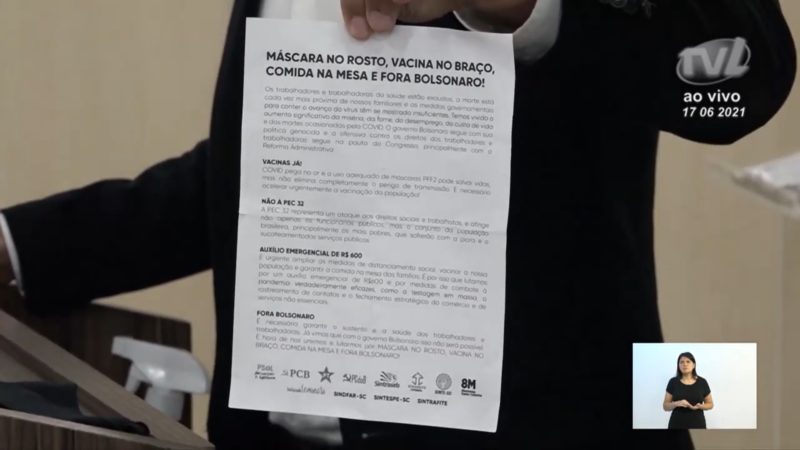 Vereador mostra suposto panfleto que seria distribu&iacute;do nas unidades de sa&uacute;de – Foto: Reprodu&ccedil;&atilde;o/TVL