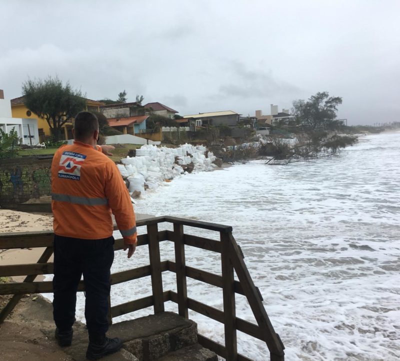 Defesa Civil de Florianópolis alerta moradores do Morro das Pedras para a previsão de chuva volumosa – Foto: Divulgação/DC Florianópolis