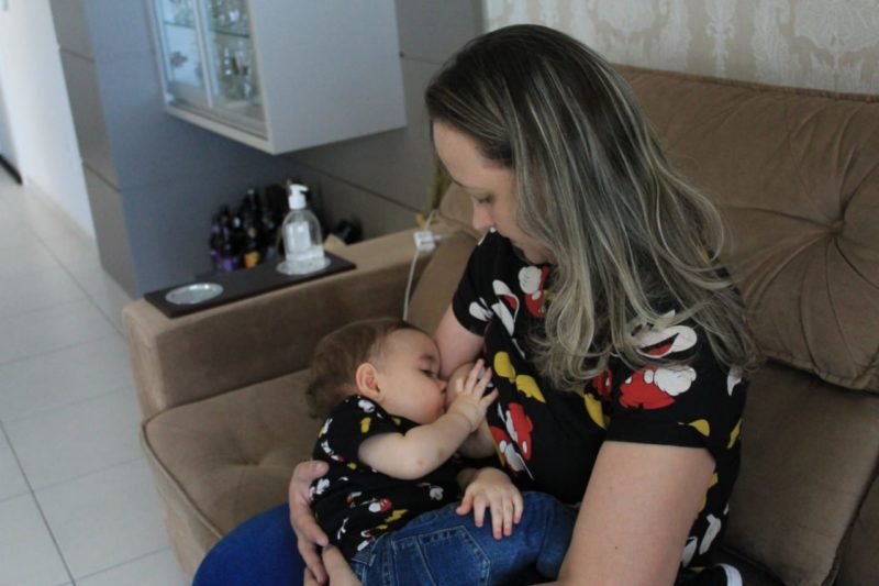 Exame comprovou que anticorpos da Covid-19 obtidos pela vacina&ccedil;&atilde;o passam de m&atilde;o para filho atrav&eacute;s da amamenta&ccedil;&atilde;o&nbsp; – Foto: Arquivo Pessoal/ND