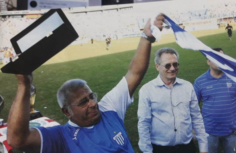 Em 2010, antes da final entre Ava&iacute; e Joinville, no est&aacute;dio da Ressacada, que terminou com o bicampeonato do time da Capital, o falecido presidente Jo&atilde;o Nilson Zunino prestou uma homenagem ao Coronel Eli&eacute;sio Rodrigues, ent&atilde;o comandante do 4&ordm; Batalh&atilde;o da Pol&iacute;cia Militar e um assumido torcedor do Le&atilde;o da Ilha. – Foto: Rubens Fl&ocirc;res/Revista do Ava&iacute; 8/ND