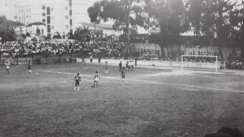Na foto, um jogo do Avaí pelo estadual de 1980, no saudoso estádio Adolfo Konder, onde fica atualmente o Shopping Beira Mar, no Centro da capital. O espaço careca onde o goleiro atuava seria inimaginável nos belos gramados de hoje da Ressacada e do Orlando Scarpelli. Os eucaliptos atrás das traves eram uma característica do saudoso estádio. Futebol raiz. – Foto: Acervo Adalberto Klüser/ND