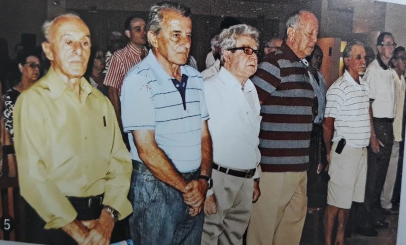 No festejo do cinquentenário da conquista do estadual de 1959 pelo Paula Ramos Esporte Clube, aqui da capital, os craques Sombra, Élio, Marreco, Leibenitz, Wilson, Zilton e Oscar estão perfilados para serem homenageados pela diretoria do clube. A foto de 1987 foi reproduzida no livro SC, Um Século de História, do amigo Maury Dal Grande Borges. – Foto: (Acervo Maury Dal Grande Borges/ND)