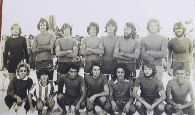 Equipe do Balneário, campeã do torneio de futebol realizado no aterro da Baia da Sul, em Florianópolis, no ano de 1976. Em pé: Mário, Eron, Nicolau, Toninho, Maninho, Marinho, Mauri e Cássio. Agachados: Mário, Mica, Volnei, Laerte, Antônio e Mauro. – Foto: Acervo Renato Americano/ND