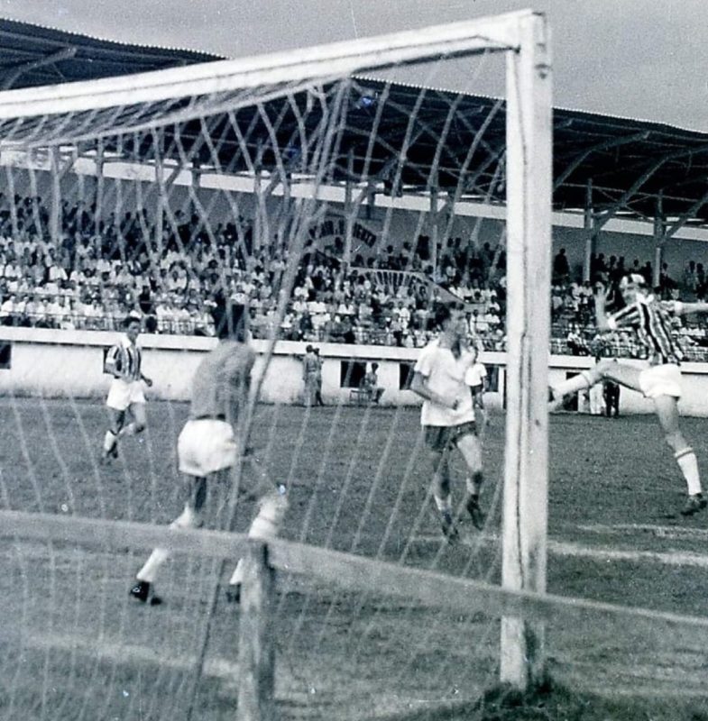 A foto histórica do leitor Eric Zendron, de Brusque, com o flagrante de um lance de uma partida entre Carlos Renaux e Barroso nos anos da década de 1950, mostra uma cena comum no futebol profissional e amador da época: as traves de madeiras e com os formatos retangulares. Era uma verdadeira armadilha para os atletas. – Foto: Acervo Eric Zendron/ND