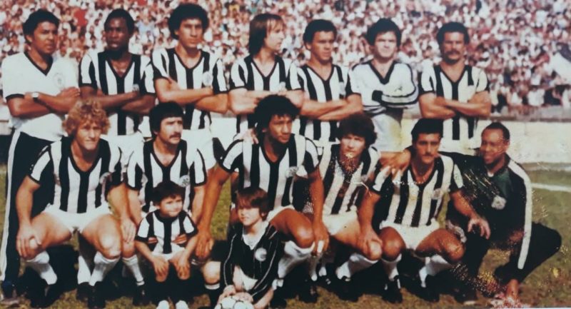 Na conquista da Ta&ccedil;a Man&eacute; Garrincha em 1983, Baldu&iacute;no &eacute; segundo agachado da esquerda para a direita. Na hist&oacute;ria do Alvinegro.&nbsp; – Foto: Memorial ALvinegro/ND
