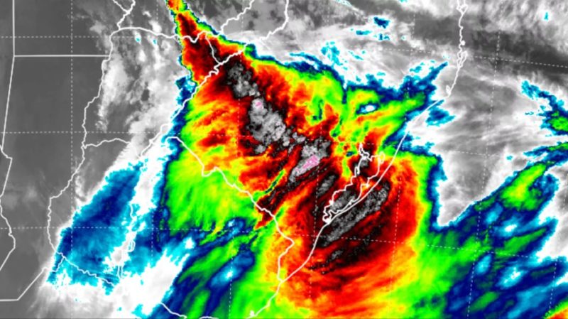 Previsão do tempo para esta quinta-feira é de chuva e a imagem de satélite das 6h da manhã mostra uma frente fria atravessando o Rio Grande do Sul – Foto: MetSul/Divulgação/ND