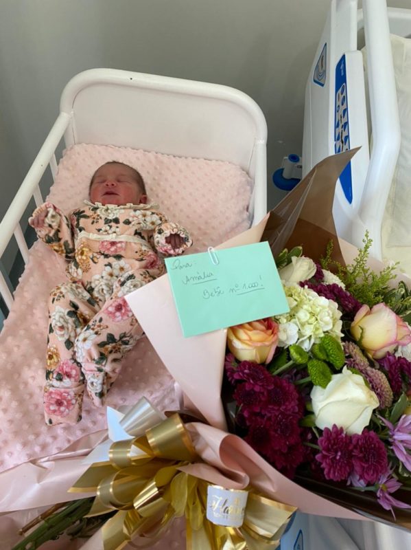 Amália e a mamãe Bianca recebeu flores, em uma homenagem da instituição – Foto: Imigrantes Hospital e Maternidade/Divulgação