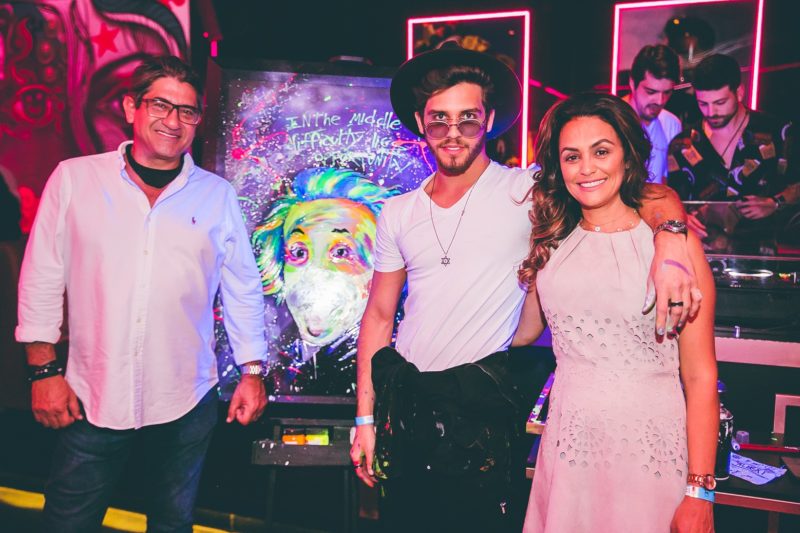 Sami entre os pais, Mohamad Fawakhiri e Janaine Cutolo Fawakhiri – Foto: Divulgação/ND
