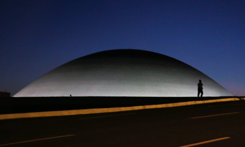 A cúpula menor, voltada para baixo, abriga o Plenário do Senado Federal. – Foto: Marcello Casal Jr/ Agência Brasil/ND