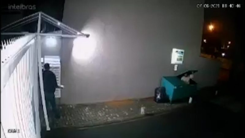 Morador tomou um susto ao dar de cara com o homem dentro da lixeira – Foto: Reprodução