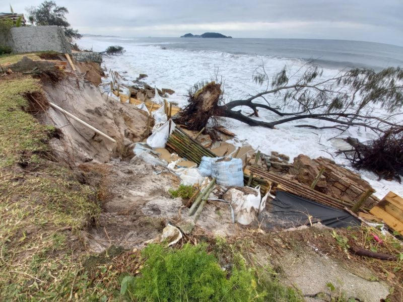 Moradores dependem do uso de paliçadas e sacos de areia – Foto: André Vieiro/NDTV