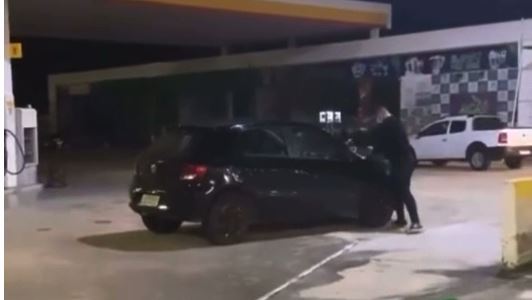 Namorado quebrou todo o carro após encontrar nota fiscal de motel – Foto: Reprodução/ND