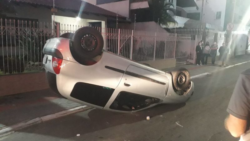 Motorista b&ecirc;bado bate em carros estacionados e capota em Itaja&iacute;; v&iacute;deo – Foto: Corpo de Bombeiros Militar/Divulga&ccedil;&atilde;o