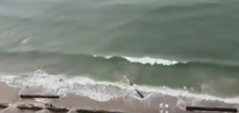 Com a for&ccedil;a da mar&eacute;, tubos quase foram engolidos pelo mar – Foto: Reprodu&ccedil;&atilde;o/ND