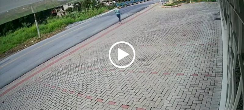 Imagens de câmeras de segurança mostram mulher caindo em buraco aberto por ponte que cedeu em Brusque; motociclista se salva por segundos – Foto: Reprodução/Divulgação/ND