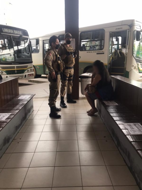 Mulher recebeu voz de prisão por desacatar policiais e se recusar a usar máscara – Foto: Secom/Divulgação