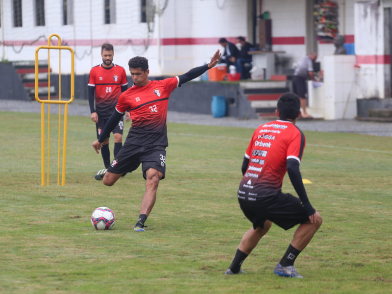Naldo (com a bola) voltou a participar dos treinamentos nesta semana – Foto: Vitor Mira/JEC