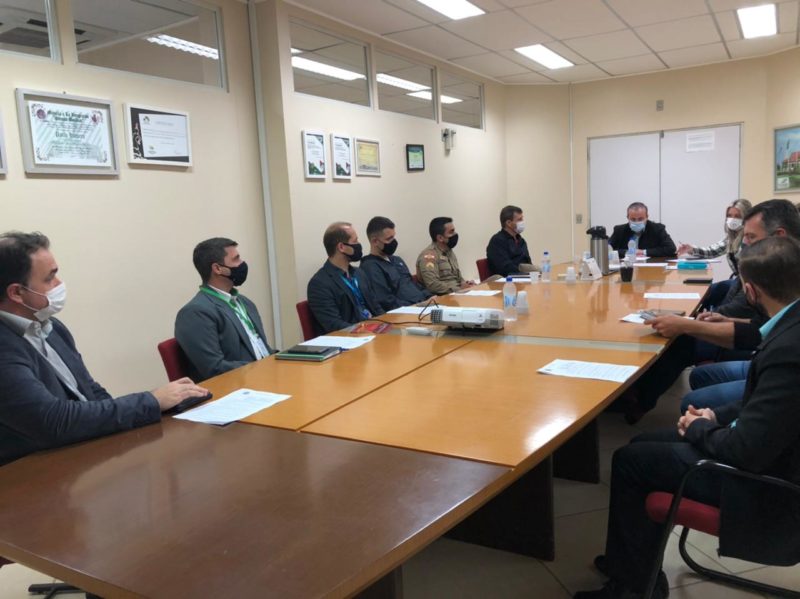 Prefeito teve reunião com representantes de instituições financeiras e estabelecimentos comerciais para discutir ações para evitar aglomerações nas filas. – Foto: Divulgação