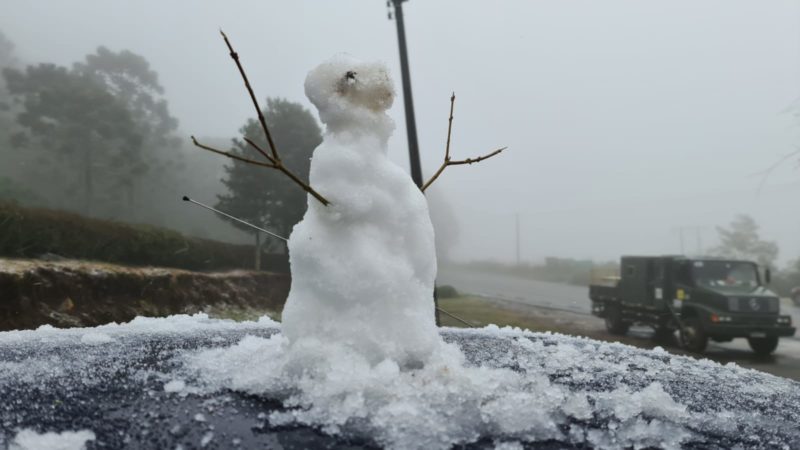 Boneco de neve na manhã desta segunda-feira (28) em São Joaquim, Serra catarinense &#8211; Foto: Mycchel Legnaghi/São Joaquim Online