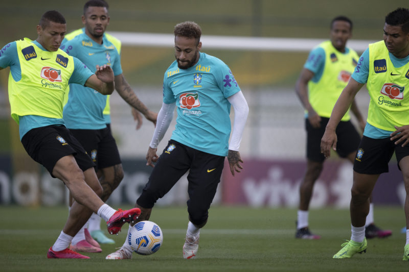 Neymar e RIcharlison dividem a bola em treino do Brasil – Foto: Lucas Figueiredo/CBF