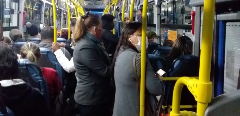 A foto é ilustrativa e revela um cenário comum em ônibus de cidades catarinenses. – Foto: Arquivo.