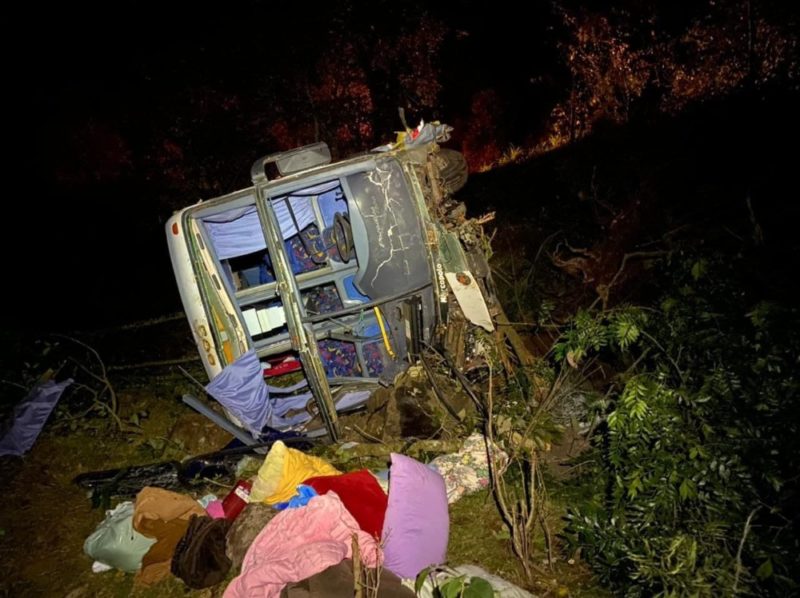 Cinco pessoas são hospitalizados após grave acidente entre carro e ônibus, em SC