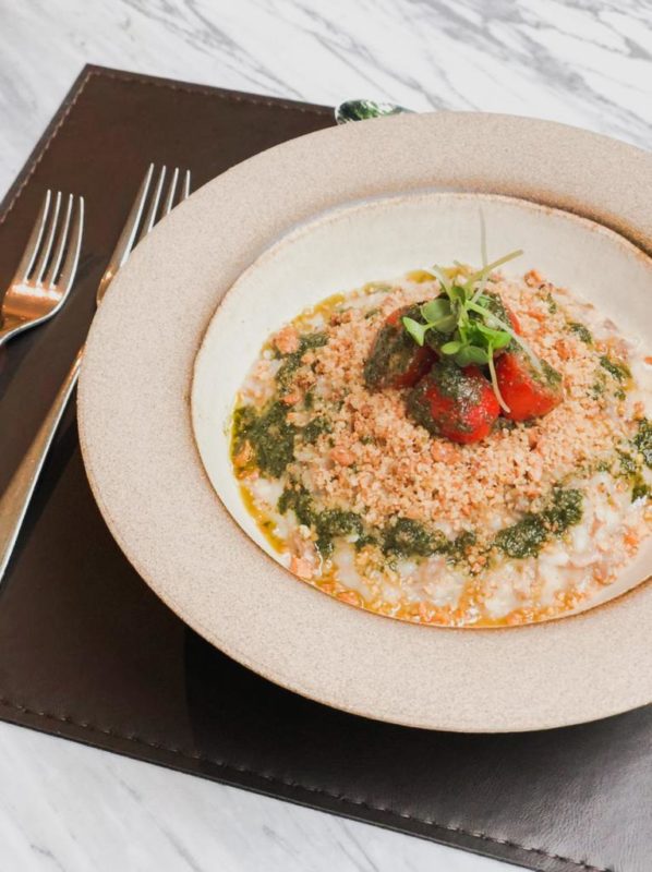 Risoto de Cordeiro com Crosta de Pistache – Foto: Osli Restaurante/Florianópolis
