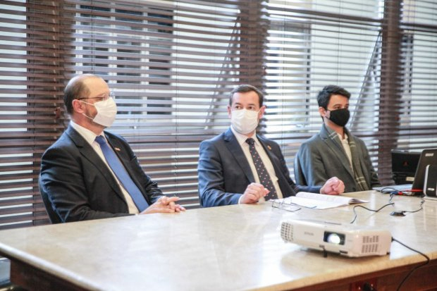 Marcelo Panosso Mendon&ccedil;a (&agrave; esq.), presidente do Iprev, e Eron Giordani, chefe da Casa Civil, detalharam proposta aos deputados – Foto: Vicente Schmitt/Ag&ecirc;ncia Alesc/Divulga&ccedil;&atilde;o/ND