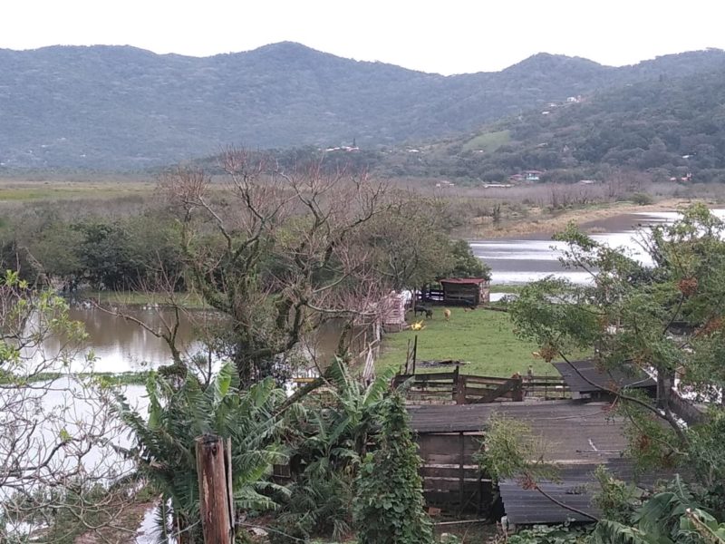 Além do Pântano do Sul (foto), ainda havia pontos de alagamentos, na manhã deste domingo, na altura do novo elevado do Rio Tavares e também sobre a ponte que dá acesso aos bairros Campeche, Ribeirão da Ilha e Lagoa da Conceição – Foto: Andréa Luz/ND