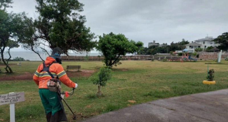 Parque dos cachorros, em Coqueiros, teve a grama aparada – Foto: Reprodução/NDTV RecordTV