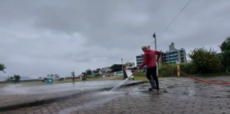 Parque teve a grama roçada e passou por limpeza com hidrojato – Foto: Reprodução/NDTV RecordTV