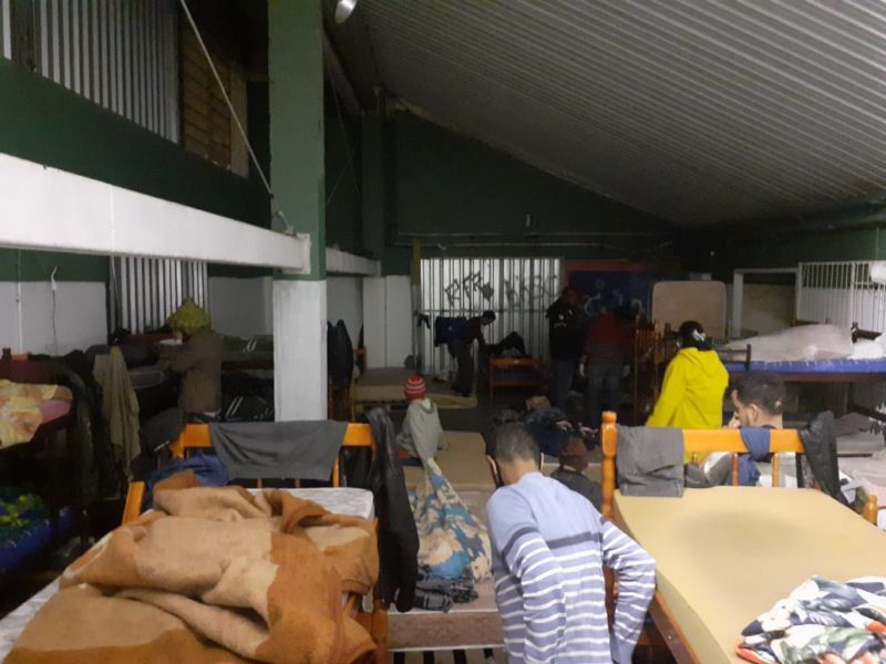 Pessoas em situação de rua recebem acolhimento em abrigo em Florianópolis