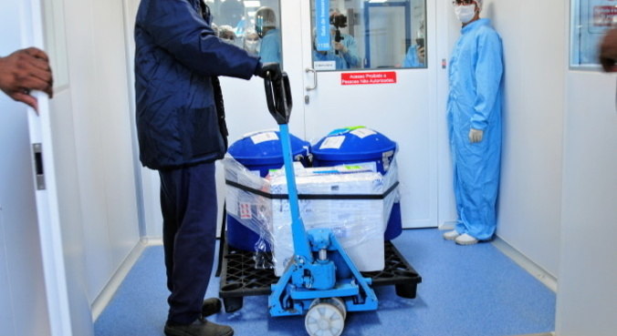 Produção de insumos para vacinas têm de passar por etapas antes do imunizante ficar pronto – Foto: Pedro Paulo / Divulgação Fiocruz