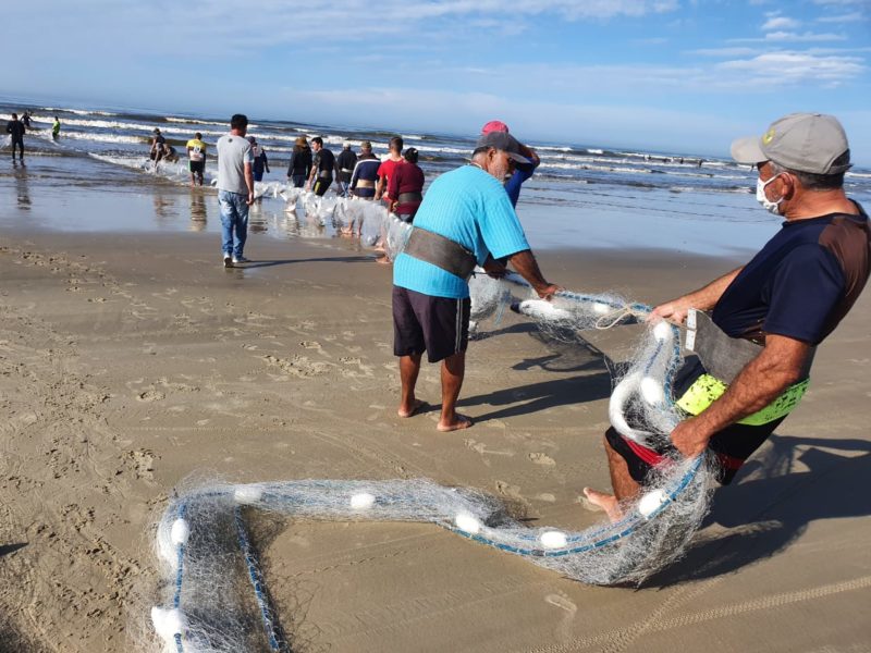 Pescadores de Balneário Rincão comemoraram a captura da tainha – Foto: Prefeitura de Balneário Rincão/Divulgação/ND