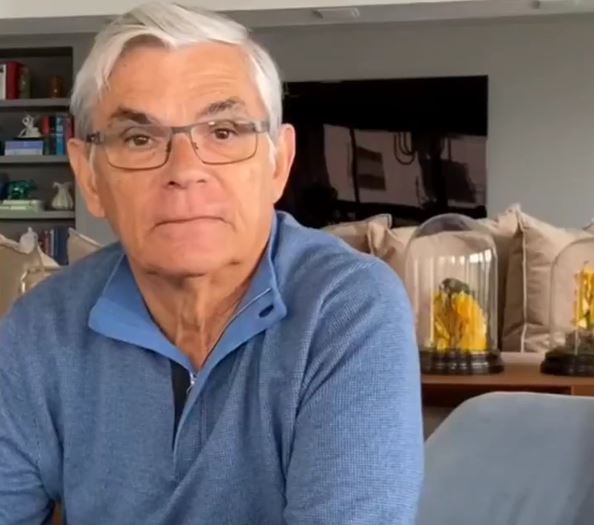 Pinho Moreira aparece sério, vestindo camisa azul