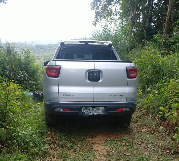 Um dos carros foi recuperado na manhã desta quinta-feira (10) – Foto: Polícia Militar/Divulgação