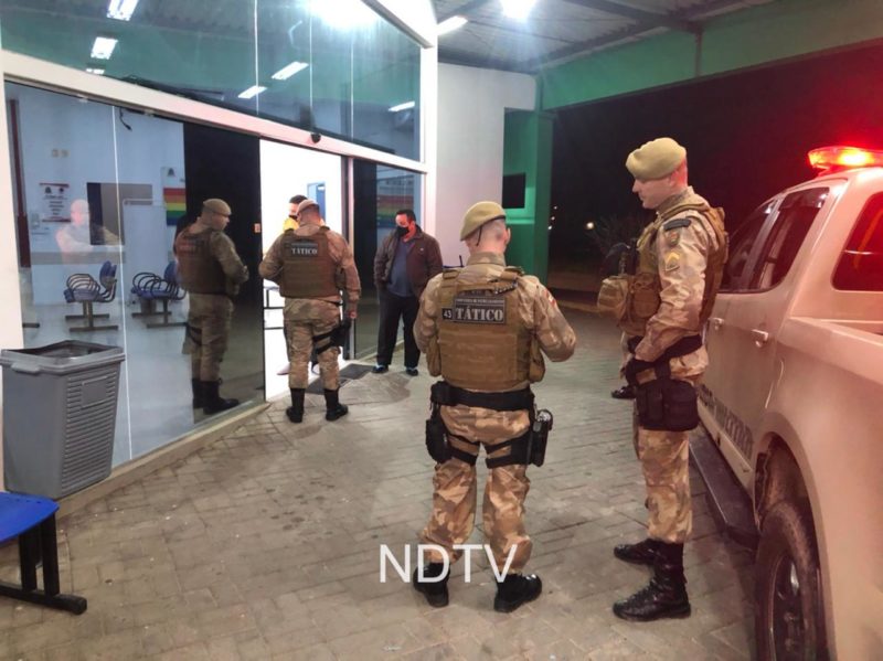 Policiais militares ajudaram a salvar rec&eacute;m-nascida engasgada com leite materno em Joinville – Foto: Ricardo Alves/NDTV