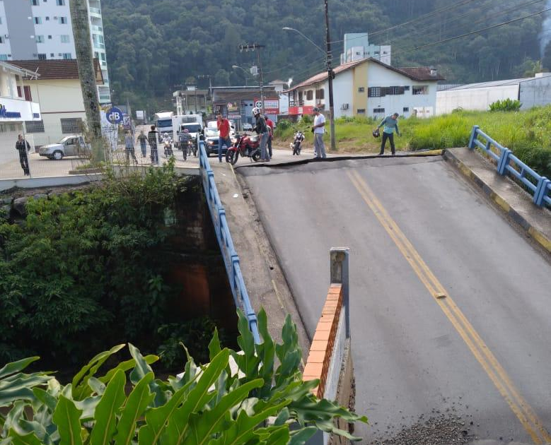 Ponte caiu na cidade de Brusque nesta quarta-feira (9) – Foto: Divulgação/Prefeitura de Brusque/ND