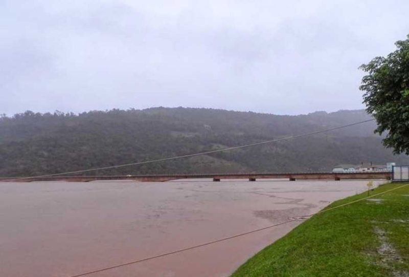 Ponte sobre o Uruguai entre Nonoai/RS e Chapecó foi interditada pelo alto nível do rio – Foto: Fabiana Faé/Reprodução