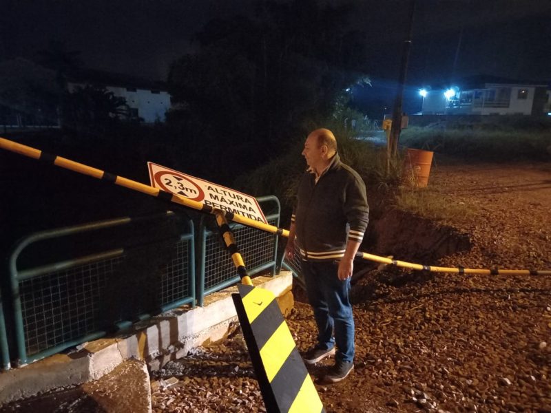 Estrutura tinha uma trave de sinalização, que foi danificada. O prefeito Ari Vequi (MDB) esteve no local – Foto: Prefeitura de Brusque/Divulgação