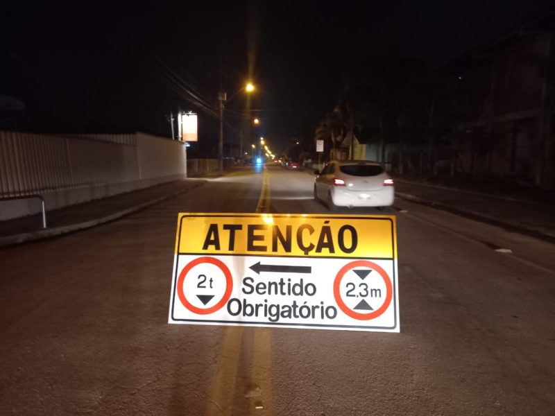 Ponte sobre o Rio Limeira foi interditada completamente nesta sexta (11) – Foto: Prefeitura de Brusque/Divulgação