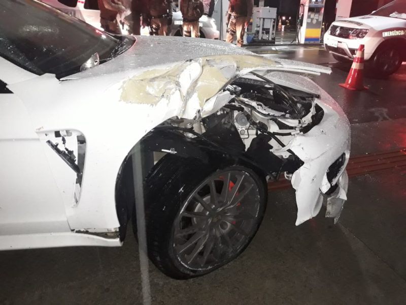 Porsche branco ficou com lateral destruída, após colisão com Saveiro estacionada em Criciúma – Foto: Divulgação