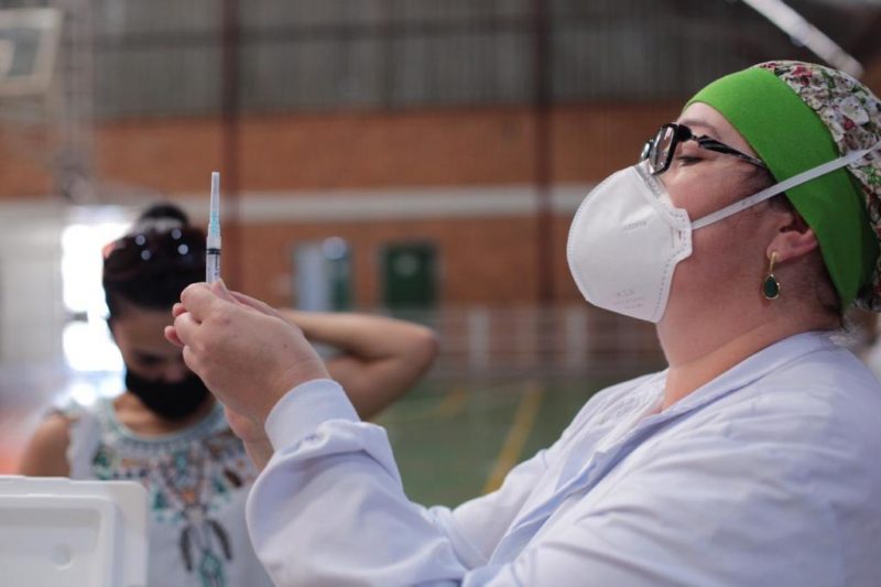 Vacina&ccedil;&atilde;o j&aacute; est&aacute; na faixa et&aacute;ria dos 45 anos em Chapec&oacute;. – Foto: Prefeitura de Chapec&oacute;/Divulga&ccedil;&atilde;o/ND