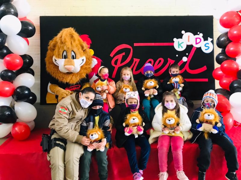 Crian&ccedil;as at&eacute; 7 anos se formam pelo Proerd Kids, desenvolvido pela Pol&iacute;cia Militar de Santa Catarina – Foto: PMSC/Divulga&ccedil;&atilde;o/ND