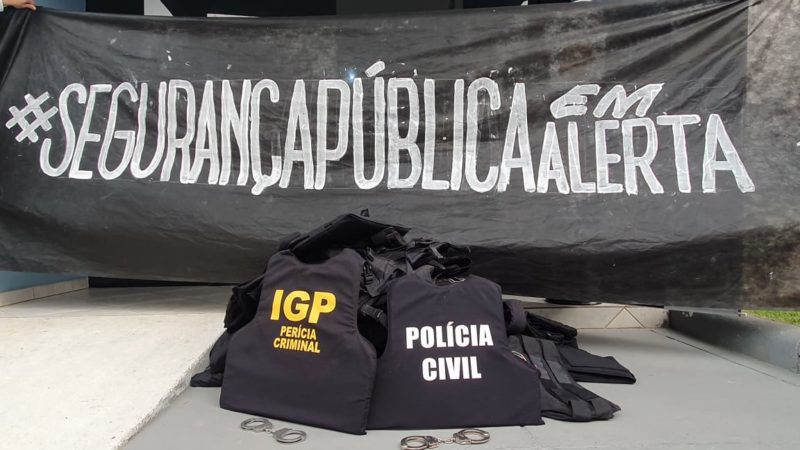 Ato aconteceu nesta quinta-feira (24) em frente &agrave; Delegacia de Balne&aacute;rio Cambori&uacute; – Foto: Pol&iacute;cia Civil/Divulga&ccedil;&atilde;o