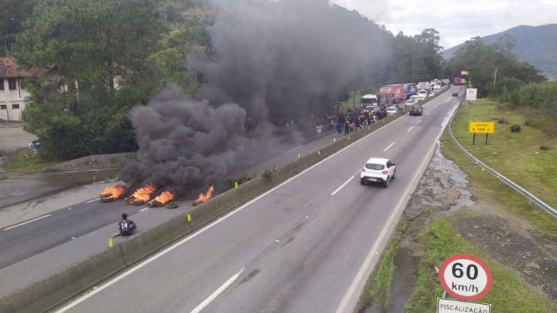 Manifestantes atearam fogo em pneus – Foto: PRF/Divulga&ccedil;&atilde;o