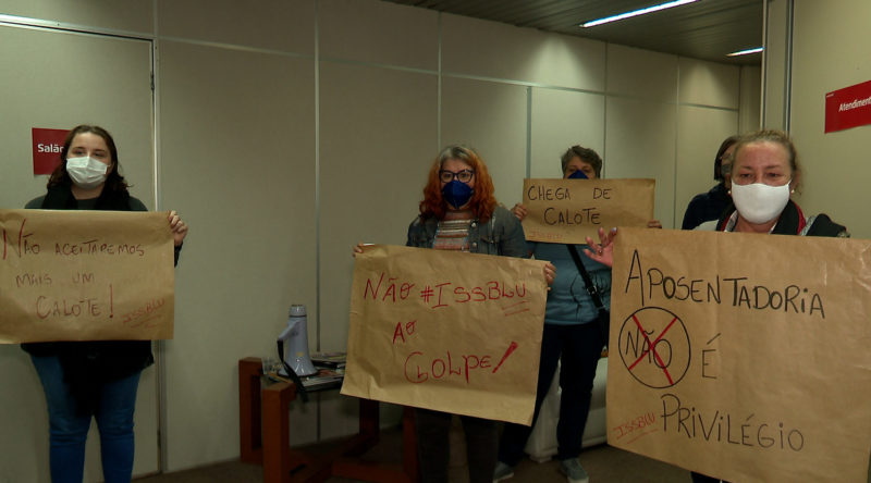 Protesto foi realizado desde o início da manhã no prédio da Prefeitura de Blumenau – Foto: Vinícius Bretzke/NDTV